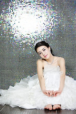 포토 JPG 전신 드레스 옷 여자 기념일 신부 웨딩드레스 포즈 결혼 장신구 왕관 실내 한명 미소 웃음 사람 앉기 동양인 손짓 이벤트 20대 성인 앞모습 귀걸이 한국인 보석 티아라 여자만 여자한명만 성인여자만 청년만 청년여자만 성인한명만 청년여자한명만 성인여자한명만 성인만 국내포토 1 뷰포인트 모션 표정 인종 청년 내부 광석 파일형식