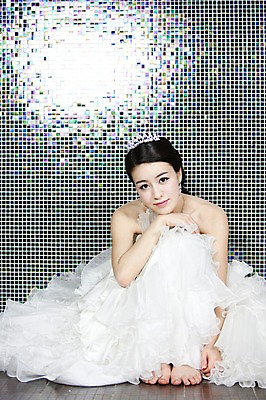 포토 JPG 전신 드레스 옷 여자 기념일 신부 웨딩드레스 포즈 결혼 장신구 왕관 실내 한명 사람 앉기 동양인 손짓 이벤트 20대 성인 앞모습 귀걸이 한국인 보석 티아라 여자만 여자한명만 성인여자만 청년만 청년여자만 성인한명만 청년여자한명만 성인여자한명만 성인만 국내포토 1 뷰포인트 모션 인종 청년 내부 광석 파일형식