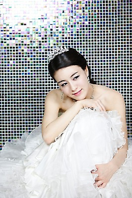 포토 JPG 전신 드레스 옷 여자 기념일 신부 웨딩드레스 포즈 결혼 장신구 왕관 실내 한명 사람 앉기 동양인 손짓 이벤트 20대 성인 앞모습 귀걸이 한국인 보석 티아라 여자만 여자한명만 성인여자만 청년만 청년여자만 성인한명만 청년여자한명만 성인여자한명만 성인만 국내포토 1 뷰포인트 모션 인종 청년 내부 광석 파일형식