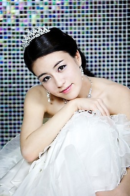 포토 JPG 전신 드레스 옷 여자 기념일 신부 웨딩드레스 포즈 결혼 장신구 왕관 실내 한명 사람 앉기 동양인 손짓 이벤트 20대 성인 앞모습 귀걸이 한국인 보석 티아라 여자만 여자한명만 성인여자만 청년만 청년여자만 성인한명만 청년여자한명만 성인여자한명만 성인만 국내포토 1 뷰포인트 모션 인종 청년 내부 광석 파일형식