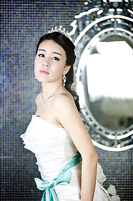 포토 JPG 드레스 옷 여자 기념일 신부 웨딩드레스 포즈 결혼 장신구 왕관 실내 한명 서기 사람 동양인 손짓 이벤트 상반신 20대 성인 옆모습 귀걸이 거울 한국인 보석 티아라 여자만 여자한명만 성인여자만 청년만 청년여자만 성인한명만 청년여자한명만 성인여자한명만 성인만 국내포토 1 뷰포인트 모션 인종 청년 내부 광석 파일형식