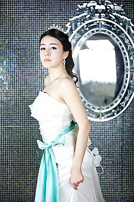 포토 JPG 드레스 옷 여자 기념일 신부 웨딩드레스 포즈 결혼 장신구 왕관 실내 한명 서기 사람 동양인 손짓 이벤트 상반신 20대 성인 옆모습 귀걸이 거울 한국인 보석 티아라 여자만 여자한명만 성인여자만 청년만 청년여자만 성인한명만 청년여자한명만 성인여자한명만 성인만 국내포토 1 뷰포인트 모션 인종 청년 내부 광석 파일형식