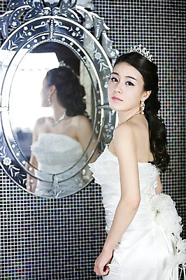 포토 JPG 드레스 옷 여자 기념일 신부 웨딩드레스 포즈 결혼 장신구 왕관 실내 한명 서기 사람 동양인 손짓 이벤트 상반신 20대 성인 옆모습 귀걸이 거울 한국인 보석 티아라 여자만 여자한명만 성인여자만 청년만 청년여자만 성인한명만 청년여자한명만 성인여자한명만 성인만 국내포토 1 뷰포인트 모션 인종 청년 내부 광석 파일형식