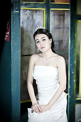 포토 JPG 드레스 옷 여자 기념일 신부 웨딩드레스 포즈 결혼 장신구 왕관 실내 한명 사람 앉기 동양인 손짓 이벤트 상반신 20대 성인 앞모습 귀걸이 한국인 보석 티아라 여자만 여자한명만 성인여자만 청년만 청년여자만 성인한명만 청년여자한명만 성인여자한명만 성인만 국내포토 1 뷰포인트 모션 인종 청년 내부 광석 파일형식