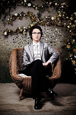 포토 JPG 전신 옷 남자 포즈 신랑 결혼 의자 넥타이 실내 한명 사람 앉기 동양인 정장 턱시도 손짓 이벤트 20대 성인 앞모습 한국인 남자만 남자한명만 성인남자만 청년만 청년남자만 청년남자한명만 성인한명만 성인남자한명만 성인만 국내포토 1 잡화 뷰포인트 가구 모션 인종 청년 내부 파일형식