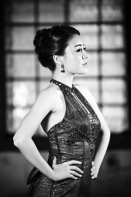 포토 JPG 드레스 옷 원피스 여자 기념일 신부 포즈 결혼 창문 흑백 실내 한명 서기 사람 동양인 손짓 이벤트 상반신 20대 성인 옆모습 한국인 여성복 이브닝드레스 여자만 여자한명만 성인여자만 청년만 청년여자만 성인한명만 청년여자한명만 성인여자한명만 성인만 국내포토 1 뷰포인트 모션 촬영기법 인종 청년 내부 파일형식