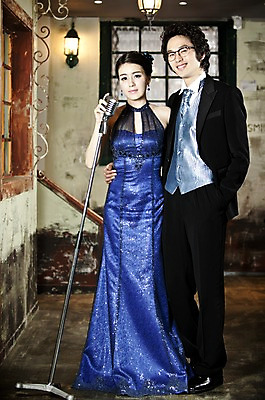 포토 JPG 전신 커플 드레스 옷 원피스 여자 기념일 남자 신부 포즈 신랑 결혼 창문 전등 조명 실내 서기 미소 웃음 사람 동양인 정장 턱시도 손짓 이벤트 20대 성인 두명 앞모습 한국인 여성복 남성복 마이크 이브닝드레스 신사복 청년만 성인만 국내포토 뷰포인트 음향기기 관계 모션 표정 인종 청년 내부 파일형식