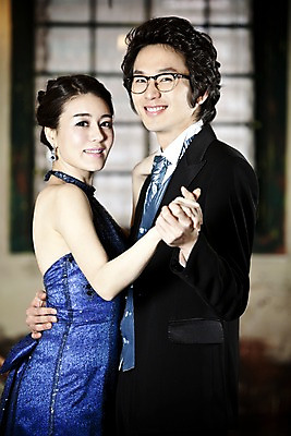 포토 JPG 커플 드레스 옷 원피스 여자 기념일 남자 신부 포즈 신랑 결혼 창문 실내 서기 미소 웃음 사람 동양인 정장 턱시도 손짓 이벤트 상반신 20대 성인 두명 옆모습 한국인 춤 여성복 남성복 이브닝드레스 신사복 블루스 청년만 성인만 국내포토 뷰포인트 관계 모션 문화예술 표정 인종 청년 내부 파일형식