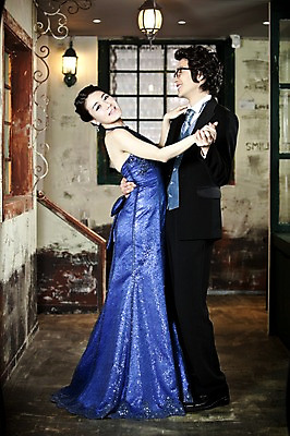 포토 JPG 전신 커플 드레스 옷 원피스 여자 기념일 남자 신부 포즈 신랑 결혼 창문 전등 조명 실내 서기 미소 웃음 사람 동양인 정장 턱시도 손짓 이벤트 20대 성인 두명 옆모습 마주보기 한국인 춤 여성복 남성복 이브닝드레스 신사복 블루스 청년만 성인만 국내포토 뷰포인트 관계 모션 문화예술 표정 인종 청년 내부 파일형식