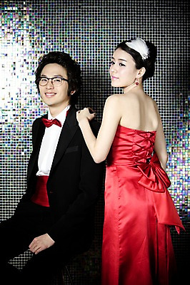 포토 JPG 전신 커플 드레스 옷 원피스 여자 기념일 남자 신부 포즈 신랑 결혼 나비넥타이 실내 서기 미소 웃음 사람 앉기 동양인 정장 턱시도 손짓 이벤트 20대 성인 두명 옆모습 한국인 여성복 남성복 이브닝드레스 신사복 청년만 성인만 국내포토 뷰포인트 관계 모션 넥타이 표정 인종 청년 내부 파일형식