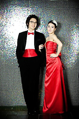 포토 JPG 전신 커플 드레스 옷 원피스 여자 기념일 남자 신부 포즈 신랑 결혼 나비넥타이 실내 서기 미소 웃음 사람 동양인 정장 턱시도 손짓 이벤트 20대 성인 두명 앞모습 한국인 여성복 남성복 이브닝드레스 신사복 청년만 성인만 국내포토 뷰포인트 관계 모션 넥타이 표정 인종 청년 내부 파일형식