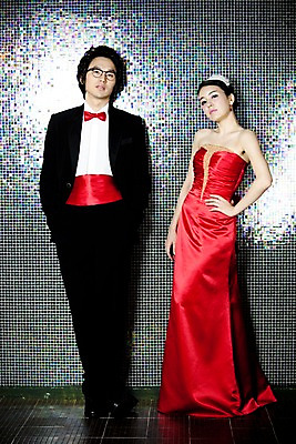 포토 JPG 전신 커플 드레스 옷 원피스 여자 기념일 남자 신부 포즈 신랑 결혼 나비넥타이 실내 서기 사람 동양인 정장 턱시도 손짓 이벤트 20대 성인 두명 앞모습 한국인 여성복 남성복 이브닝드레스 신사복 청년만 성인만 국내포토 뷰포인트 관계 모션 넥타이 인종 청년 내부 파일형식