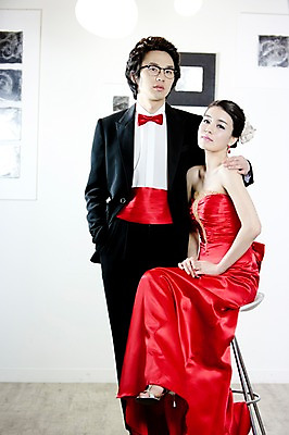 포토 JPG 전신 커플 드레스 옷 원피스 여자 기념일 남자 신부 포즈 액자 신랑 결혼 의자 어깨동무 나비넥타이 실내 서기 사람 앉기 동양인 정장 턱시도 손짓 이벤트 20대 성인 두명 앞모습 한국인 여성복 남성복 이브닝드레스 신사복 청년만 성인만 국내포토 뷰포인트 가구 관계 모션 넥타이 인종 청년 내부 파일형식