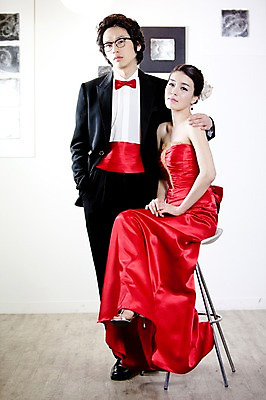 포토 JPG 전신 커플 드레스 옷 원피스 여자 기념일 남자 신부 포즈 액자 신랑 결혼 의자 어깨동무 나비넥타이 실내 서기 사람 앉기 동양인 정장 턱시도 손짓 이벤트 20대 성인 두명 앞모습 한국인 여성복 남성복 이브닝드레스 신사복 청년만 성인만 국내포토 뷰포인트 가구 관계 모션 넥타이 인종 청년 내부 파일형식