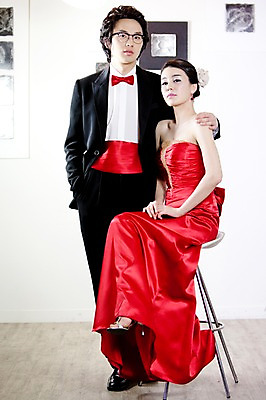 포토 JPG 전신 커플 드레스 옷 원피스 여자 기념일 남자 신부 포즈 액자 신랑 결혼 의자 어깨동무 나비넥타이 실내 서기 사람 앉기 동양인 정장 턱시도 손짓 이벤트 20대 성인 두명 앞모습 한국인 여성복 남성복 이브닝드레스 신사복 청년만 성인만 국내포토 뷰포인트 가구 관계 모션 넥타이 인종 청년 내부 파일형식