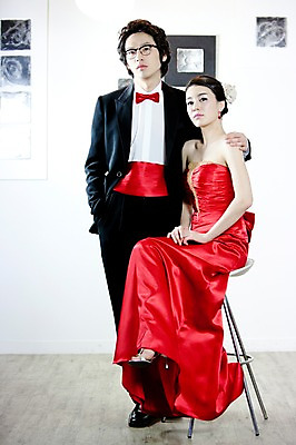 포토 JPG 전신 커플 드레스 옷 원피스 여자 기념일 남자 신부 포즈 액자 신랑 결혼 의자 어깨동무 나비넥타이 실내 서기 사람 앉기 동양인 정장 턱시도 손짓 이벤트 20대 성인 두명 앞모습 한국인 여성복 남성복 이브닝드레스 신사복 청년만 성인만 국내포토 뷰포인트 가구 관계 모션 넥타이 인종 청년 내부 파일형식