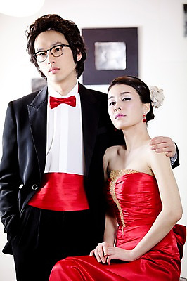 포토 JPG 커플 드레스 옷 원피스 여자 기념일 남자 신부 포즈 액자 신랑 결혼 나비넥타이 실내 서기 사람 동양인 정장 턱시도 손짓 이벤트 상반신 20대 성인 두명 앞모습 한국인 여성복 남성복 이브닝드레스 신사복 청년만 성인만 국내포토 뷰포인트 관계 모션 넥타이 인종 청년 내부 파일형식