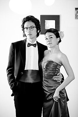 포토 JPG 커플 드레스 옷 원피스 여자 기념일 남자 신부 포즈 액자 신랑 결혼 나비넥타이 흑백 실내 서기 사람 동양인 정장 턱시도 손짓 이벤트 상반신 20대 성인 두명 앞모습 한국인 여성복 남성복 이브닝드레스 신사복 청년만 성인만 국내포토 뷰포인트 관계 모션 넥타이 촬영기법 인종 청년 내부 파일형식
