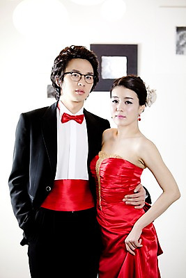 포토 JPG 커플 드레스 옷 원피스 여자 기념일 남자 신부 포즈 액자 신랑 결혼 나비넥타이 실내 서기 사람 동양인 정장 턱시도 손짓 이벤트 상반신 20대 성인 두명 앞모습 한국인 여성복 남성복 이브닝드레스 신사복 청년만 성인만 국내포토 뷰포인트 관계 모션 넥타이 인종 청년 내부 파일형식