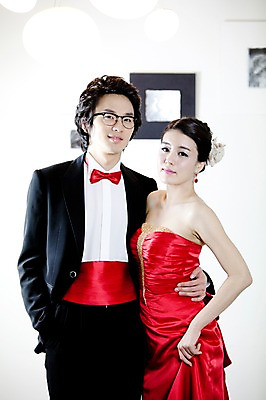 포토 JPG 커플 드레스 옷 원피스 여자 기념일 남자 신부 포즈 액자 신랑 결혼 나비넥타이 실내 서기 사람 동양인 정장 턱시도 손짓 이벤트 상반신 20대 성인 두명 앞모습 한국인 여성복 남성복 이브닝드레스 신사복 청년만 성인만 국내포토 뷰포인트 관계 모션 넥타이 인종 청년 내부 파일형식