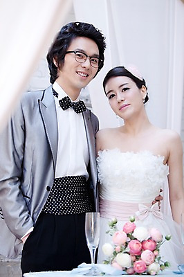 포토 JPG 식물 커플 드레스 옷 원피스 여자 기념일 남자 꽃 신부 부케 포즈 신랑 결혼 탁자 나비넥타이 잔 실내 서기 미소 웃음 사람 동양인 정장 턱시도 손짓 이벤트 상반신 20대 성인 두명 앞모습 컵 한국인 여성복 남성복 이브닝드레스 신사복 청년만 성인만 국내포토 식기 뷰포인트 꽃다발 가구 관계 모션 넥타이 표정 인종 청년 내부 파일형식