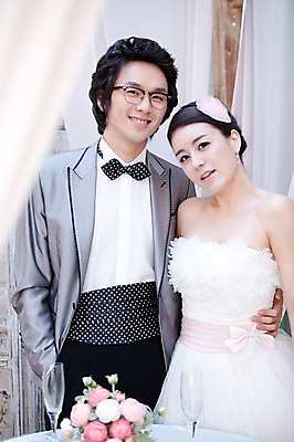 포토 JPG 식물 커플 드레스 옷 원피스 여자 기념일 남자 꽃 신부 부케 포즈 신랑 결혼 탁자 나비넥타이 잔 실내 서기 미소 웃음 사람 동양인 정장 턱시도 손짓 이벤트 상반신 20대 성인 두명 앞모습 컵 한국인 여성복 남성복 이브닝드레스 신사복 청년만 성인만 국내포토 식기 뷰포인트 꽃다발 가구 관계 모션 넥타이 표정 인종 청년 내부 파일형식