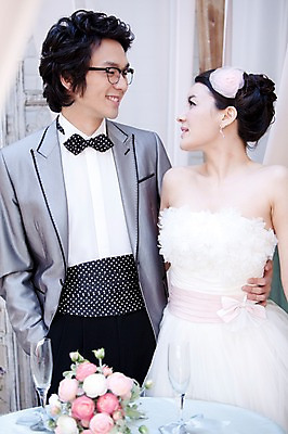 포토 JPG 식물 커플 드레스 옷 원피스 여자 기념일 남자 꽃 신부 부케 포즈 신랑 결혼 탁자 나비넥타이 잔 실내 서기 미소 웃음 사람 동양인 정장 턱시도 손짓 이벤트 상반신 20대 성인 두명 옆모습 컵 마주보기 한국인 여성복 남성복 이브닝드레스 신사복 청년만 성인만 국내포토 식기 뷰포인트 꽃다발 가구 관계 모션 넥타이 표정 인종 청년 내부 파일형식