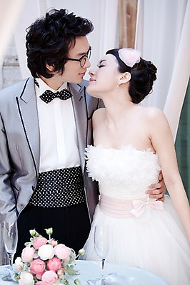 포토 JPG 식물 커플 드레스 옷 원피스 여자 기념일 남자 꽃 신부 부케 포즈 신랑 결혼 탁자 잔 키스 실내 서기 사람 동양인 정장 턱시도 손짓 이벤트 상반신 20대 성인 두명 옆모습 컵 한국인 여성복 남성복 이브닝드레스 신사복 청년만 성인만 국내포토 식기 뷰포인트 꽃다발 가구 관계 모션 인종 청년 내부 애정표현 파일형식