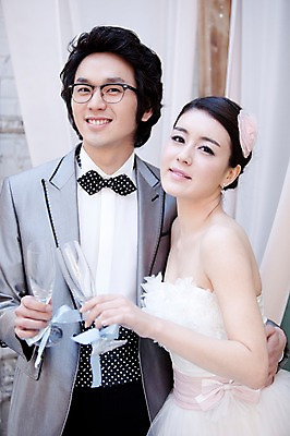 포토 JPG 커플 드레스 옷 원피스 여자 기념일 남자 신부 포즈 신랑 결혼 나비넥타이 잔 실내 서기 미소 웃음 사람 동양인 정장 턱시도 손짓 이벤트 상반신 20대 성인 두명 앞모습 컵 한국인 여성복 남성복 건배 이브닝드레스 신사복 청년만 성인만 국내포토 식기 뷰포인트 관계 모션 넥타이 표정 인종 청년 내부 파일형식