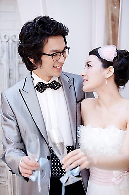 포토 JPG 커플 드레스 옷 원피스 여자 기념일 남자 신부 포즈 신랑 결혼 나비넥타이 잔 실내 서기 미소 웃음 사람 동양인 정장 턱시도 손짓 이벤트 상반신 20대 성인 두명 옆모습 컵 마주보기 한국인 여성복 남성복 건배 이브닝드레스 신사복 청년만 성인만 국내포토 식기 뷰포인트 관계 모션 넥타이 표정 인종 청년 내부 파일형식