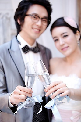 포토 JPG 커플 드레스 옷 원피스 여자 기념일 남자 신부 포즈 신랑 결혼 나비넥타이 잔 실내 서기 미소 웃음 사람 동양인 정장 턱시도 손짓 이벤트 상반신 20대 성인 두명 앞모습 컵 한국인 여성복 남성복 건배 이브닝드레스 신사복 청년만 성인만 국내포토 식기 뷰포인트 관계 모션 넥타이 표정 인종 청년 내부 파일형식