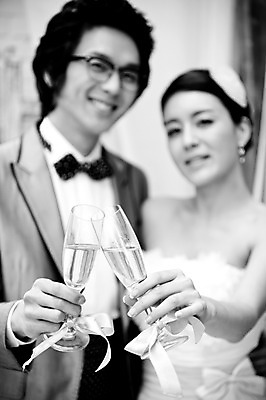 포토 JPG 커플 드레스 옷 원피스 여자 기념일 남자 신부 포즈 신랑 결혼 나비넥타이 잔 흑백 실내 서기 미소 웃음 사람 동양인 정장 턱시도 손짓 이벤트 상반신 20대 성인 두명 앞모습 컵 한국인 여성복 남성복 건배 이브닝드레스 신사복 청년만 성인만 국내포토 식기 뷰포인트 관계 모션 넥타이 촬영기법 표정 인종 청년 내부 파일형식