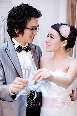 포토 JPG 커플 드레스 옷 원피스 여자 기념일 남자 신부 포즈 신랑 결혼 나비넥타이 잔 실내 서기 미소 웃음 사람 동양인 정장 턱시도 손짓 이벤트 상반신 20대 성인 두명 옆모습 컵 마주보기 한국인 여성복 남성복 건배 이브닝드레스 신사복 청년만 성인만 국내포토 식기 뷰포인트 관계 모션 넥타이 표정 인종 청년 내부 파일형식