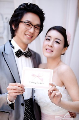 포토 JPG 커플 드레스 옷 원피스 여자 기념일 남자 신부 포즈 신랑 결혼 나비넥타이 실내 서기 미소 웃음 사람 동양인 정장 턱시도 손짓 이벤트 상반신 20대 성인 두명 앞모습 한국인 여성복 남성복 청첩장 초대장 이브닝드레스 신사복 청년만 성인만 국내포토 뷰포인트 관계 모션 넥타이 카드_감사 표정 인종 청년 내부 파일형식