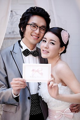 포토 JPG 커플 드레스 옷 원피스 여자 기념일 남자 신부 포즈 신랑 결혼 나비넥타이 실내 서기 미소 웃음 사람 동양인 정장 턱시도 손짓 이벤트 상반신 20대 성인 두명 앞모습 한국인 여성복 남성복 청첩장 초대장 이브닝드레스 신사복 청년만 성인만 국내포토 뷰포인트 관계 모션 넥타이 카드_감사 표정 인종 청년 내부 파일형식