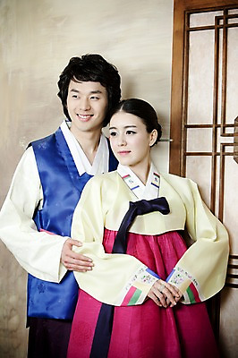 포토 JPG 한국전통 부부 커플 옷 여자 남자 신부 포즈 신랑 결혼 실내 미소 웃음 사람 동양인 손짓 상반신 20대 성인 두명 앞모습 한국인 전통의상 한복 청년만 성인만 국내포토 전통 뷰포인트 관계 모션 한국 표정 인종 이벤트 청년 내부 파일형식