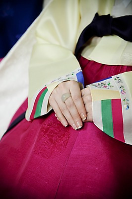 포토 JPG 한국전통 손 옷 여자 신부 포즈 결혼 장신구 실내 한명 사람 동양인 손짓 20대 성인 신체부위 반지 전통의상 한복 청년만 성인한명만 성인만 국내포토 1 전통 모션 한국 인종 이벤트 청년 내부 파일형식