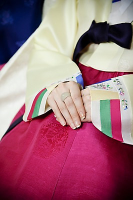 포토 JPG 한국전통 손 옷 여자 신부 포즈 결혼 장신구 실내 한명 사람 동양인 손짓 20대 성인 신체부위 반지 전통의상 한복 청년만 성인한명만 성인만 국내포토 1 전통 모션 한국 인종 이벤트 청년 내부 파일형식