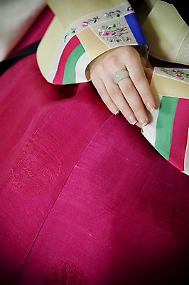 포토 JPG 한국전통 손 옷 여자 신부 포즈 결혼 장신구 실내 한명 사람 동양인 손짓 20대 성인 신체부위 반지 전통의상 한복 청년만 성인한명만 성인만 국내포토 1 전통 모션 한국 인종 이벤트 청년 내부 파일형식