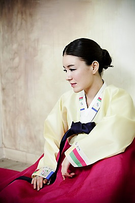 포토 JPG 한국전통 옷 여자 신부 포즈 결혼 실내 한명 사람 앉기 동양인 손짓 상반신 20대 성인 옆모습 한국인 전통의상 한복 여자만 여자한명만 성인여자만 청년만 청년여자만 성인한명만 청년여자한명만 성인여자한명만 성인만 국내포토 1 전통 뷰포인트 모션 한국 인종 이벤트 청년 내부 파일형식