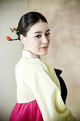 포토 JPG 한국전통 옷 여자 신부 포즈 결혼 실내 한명 누끼 사람 동양인 손짓 상반신 20대 성인 옆모습 한국인 전통의상 한복 여자만 여자한명만 성인여자만 청년만 청년여자만 성인한명만 청년여자한명만 성인여자한명만 성인만 국내포토 1 전통 뷰포인트 모션 한국 인종 이벤트 청년 내부 파일형식