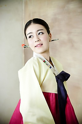 포토 JPG 한국전통 옷 여자 신부 포즈 결혼 실내 한명 미소 웃음 누끼 사람 동양인 손짓 상반신 20대 성인 옆모습 한국인 전통의상 한복 여자만 여자한명만 성인여자만 청년만 청년여자만 성인한명만 청년여자한명만 성인여자한명만 성인만 국내포토 1 전통 뷰포인트 모션 한국 표정 인종 이벤트 청년 내부 파일형식