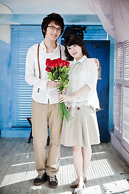 포토 JPG 전신 식물 커플 여자 남자 꽃 신부 꽃다발 포즈 신랑 결혼 실내 선물 서기 미소 웃음 사람 동양인 손짓 20대 성인 두명 앞모습 장미 한국인 커플룩 청년만 성인만 국내포토 옷 뷰포인트 관계 모션 표정 인종 이벤트 청년 내부 파일형식