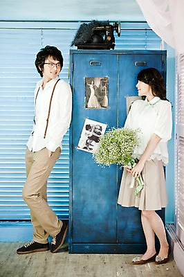 포토 JPG 전신 식물 커플 여자 남자 꽃 신부 꽃다발 포즈 신랑 결혼 실내 선물 서기 미소 웃음 사람 동양인 손짓 20대 성인 두명 옆모습 한국인 서랍장 커플룩 안개꽃 기념사진 청년만 성인만 국내포토 옷 뷰포인트 가구 관계 모션 표정 인종 이벤트 청년 내부 한해살이풀 파일형식