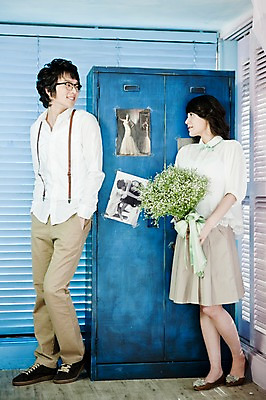 포토 JPG 전신 식물 커플 여자 남자 꽃 신부 꽃다발 포즈 신랑 결혼 실내 선물 서기 미소 웃음 사람 동양인 손짓 20대 성인 두명 옆모습 한국인 서랍장 커플룩 안개꽃 기념사진 청년만 성인만 국내포토 옷 뷰포인트 가구 관계 모션 표정 인종 이벤트 청년 내부 한해살이풀 파일형식