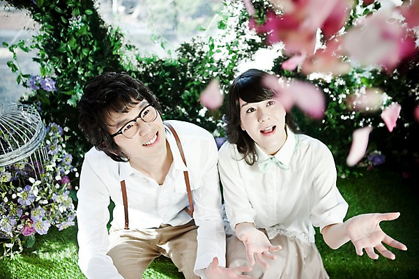 포토 JPG 주간 나무 식물 커플 여자 남자 꽃잎 꽃 신부 포즈 신랑 결혼 잎 날리기 미소 웃음 사람 앉기 동양인 손짓 상반신 20대 성인 야외 두명 앞모습 하이앵글 한국인 커플룩 청년만 성인만 국내포토 자연요소 옷 뷰포인트 관계 모션 표정 인종 이벤트 청년 파일형식