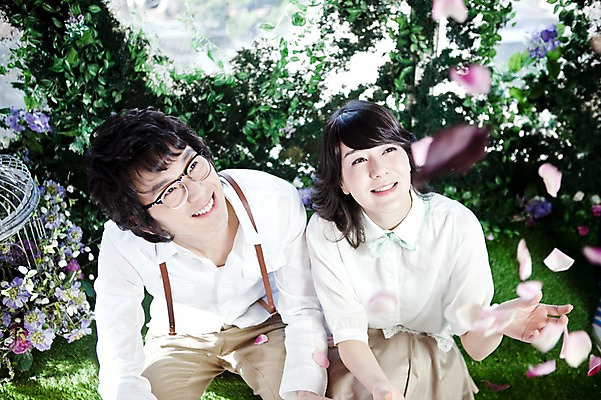 포토 JPG 주간 나무 식물 커플 여자 남자 꽃잎 꽃 신부 포즈 신랑 결혼 잎 날리기 미소 웃음 사람 앉기 동양인 손짓 상반신 20대 성인 야외 두명 앞모습 하이앵글 한국인 커플룩 청년만 성인만 국내포토 자연요소 옷 뷰포인트 관계 모션 표정 인종 이벤트 청년 파일형식