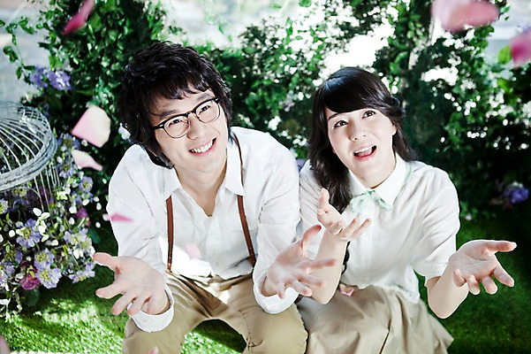 포토 JPG 주간 나무 식물 커플 여자 남자 꽃잎 꽃 신부 포즈 신랑 결혼 잎 날리기 미소 웃음 사람 앉기 동양인 손짓 상반신 20대 성인 야외 두명 앞모습 하이앵글 한국인 커플룩 청년만 성인만 국내포토 자연요소 옷 뷰포인트 관계 모션 표정 인종 이벤트 청년 파일형식