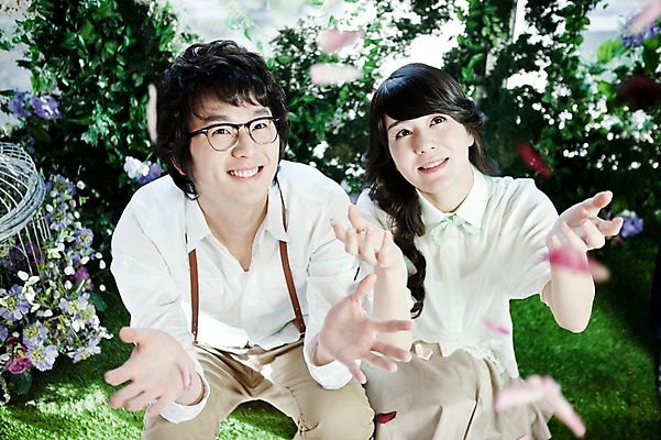 포토 JPG 주간 나무 식물 커플 여자 남자 꽃잎 꽃 신부 포즈 신랑 결혼 잎 날리기 미소 웃음 사람 앉기 동양인 손짓 상반신 20대 성인 야외 두명 앞모습 하이앵글 한국인 커플룩 청년만 성인만 국내포토 자연요소 옷 뷰포인트 관계 모션 표정 인종 이벤트 청년 파일형식