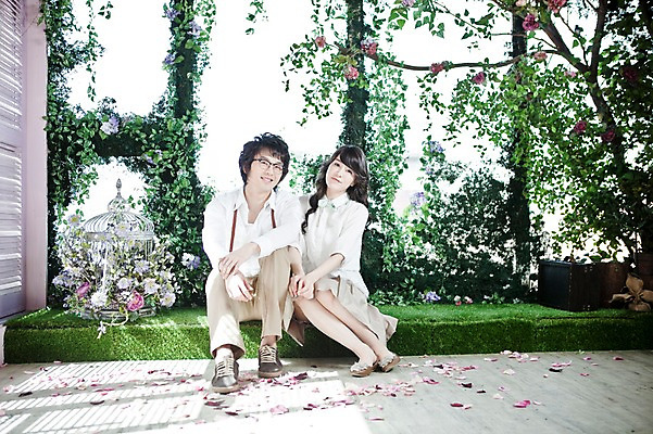 포토 JPG 주간 전신 나무 식물 커플 여자 남자 꽃잎 신부 포즈 신랑 결혼 잎 미소 웃음 사람 앉기 동양인 손짓 20대 성인 야외 두명 앞모습 한국인 커플룩 청년만 성인만 국내포토 자연요소 옷 꽃 뷰포인트 관계 모션 표정 인종 이벤트 청년 파일형식